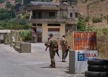 Soldados del Ejército libanés permanecen en un puesto de control en la localidad de Froun, en el sur del Líbano, el 16 de julio de 2026. (Foto de AP/Mohammed Zaatari)