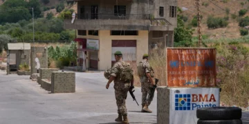 Soldados del Ejército libanés permanecen en un puesto de control en la localidad de Froun, en el sur del Líbano, el 16 de julio de 2026. (Foto de AP/Mohammed Zaatari)