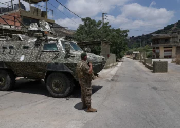 Un soldado del Ejército libanés permanece en un puesto de control en la localidad de Froun, en el sur del Líbano, el 16 de julio de 2026. (Mohammed Zaatari/AP)