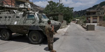 Un soldado del Ejército libanés permanece en un puesto de control en la localidad de Froun, en el sur del Líbano, el 16 de julio de 2026. (Mohammed Zaatari/AP)