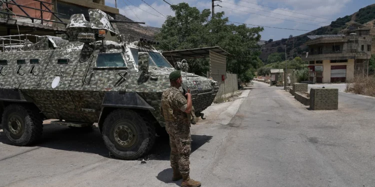 Un soldado del Ejército libanés permanece en un puesto de control en la localidad de Froun, en el sur del Líbano, el 16 de julio de 2026. (Mohammed Zaatari/AP)
