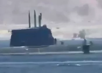 Inusual registro de un submarino israelí en superficie frente a Eilat