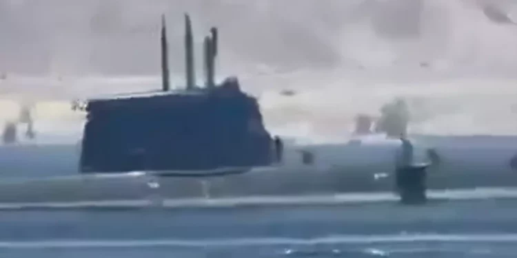 Inusual registro de un submarino israelí en superficie frente a Eilat