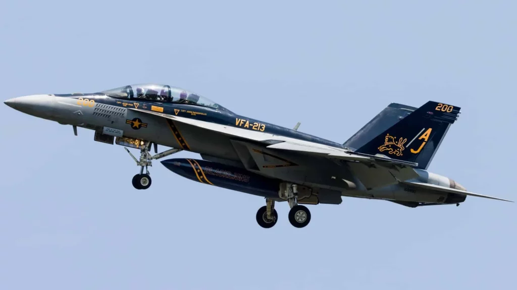 El F/A-18F Super Hornet del Escuadrón de Cazas de Ataque (VFA) 213 con la librea del Comandante del Grupo Aéreo (CAG). (Crédito de la imagen: William Abrams @whiskey_alpha_photo)