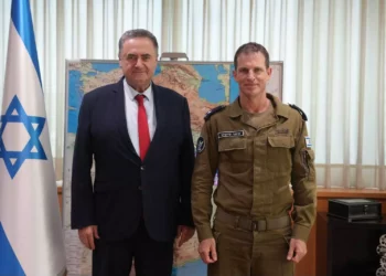 Katz revisa la preparación de la Fuerza Aérea con su nuevo comandante