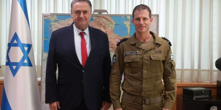 Katz revisa la preparación de la Fuerza Aérea con su nuevo comandante