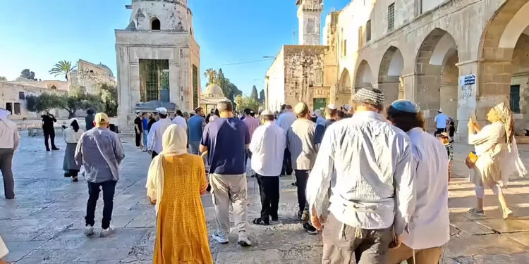 Más de 1.000 judíos rezan abiertamente en el Monte del Templo
