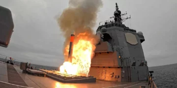 Buque de guerra japonés lanza el primer misil Tomahawk de su historia