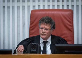 Kasher ironiza: ¿Quiere que los jueces eduquen al ministro Karhi?