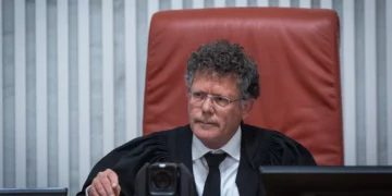 Kasher ironiza: ¿Quiere que los jueces eduquen al ministro Karhi?