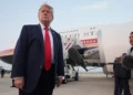El presidente de Estados Unidos, Donald Trump, habla con periodistas al descender del Air Force One en la Base Conjunta Andrews, Maryland, tras asistir a la final de la Copa Mundial de fútbol, el 19 de julio de 2026. (AP Photo/Jacquelyn Martin)