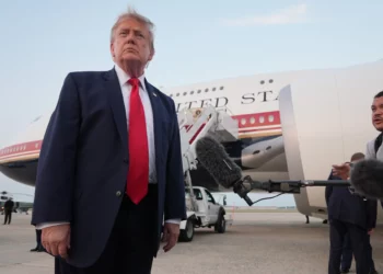 El presidente de Estados Unidos, Donald Trump, habla con periodistas al descender del Air Force One en la Base Conjunta Andrews, Maryland, tras asistir a la final de la Copa Mundial de fútbol, el 19 de julio de 2026. (AP Photo/Jacquelyn Martin)