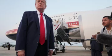 El presidente de Estados Unidos, Donald Trump, habla con periodistas al descender del Air Force One en la Base Conjunta Andrews, Maryland, tras asistir a la final de la Copa Mundial de fútbol, el 19 de julio de 2026. (AP Photo/Jacquelyn Martin)