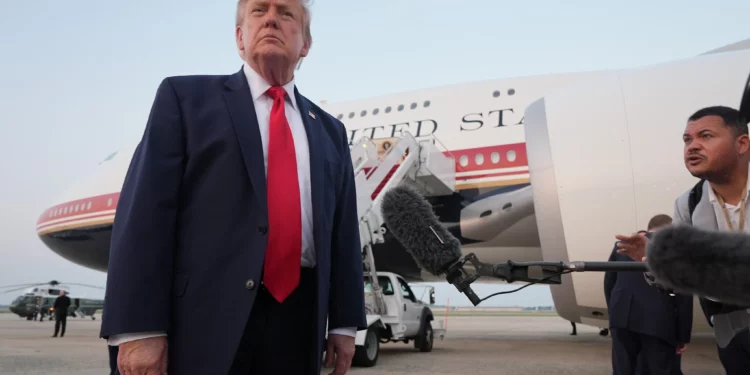 El presidente de Estados Unidos, Donald Trump, habla con periodistas al descender del Air Force One en la Base Conjunta Andrews, Maryland, tras asistir a la final de la Copa Mundial de fútbol, el 19 de julio de 2026. (AP Photo/Jacquelyn Martin)