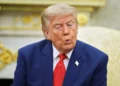 Trump amenaza con bombardear un puente por cada ataque iraní en Ormuz