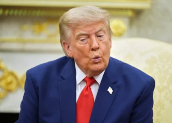 Trump amenaza con bombardear un puente por cada ataque iraní en Ormuz