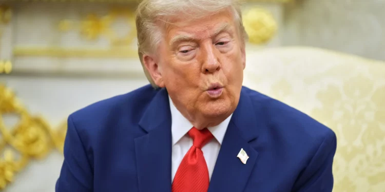Trump amenaza con bombardear un puente por cada ataque iraní en Ormuz