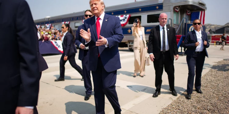 Trump defiende sus ganancias de $1.000 millones en criptomonedas