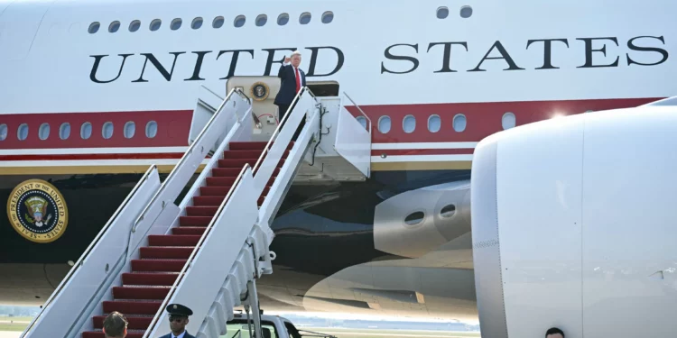 Trump “emocionado” por su primer vuelo en el Air Force One donado por Qatar
