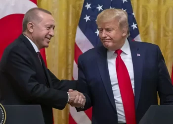 Según un informe de The New York Times, el presidente de Estados Unidos, Donald Trump, tiene previsto comunicar al presidente de Turquía, Recep Tayyip Erdogan, que está dispuesto a trabajar para reincorporar a Turquía al programa de los aviones furtivos F-35. Se trata de una medida que podría revertir una decisión que el propio Trump adoptó hace siete años, cuando Washington expulsó a Ankara del programa por razones de seguridad nacional. De acuerdo con el informe, Trump llegará esta semana a la cumbre de la OTAN en Ankara, después de afirmar que pretende llevar a Erdogan un “regalo” que lo dejará “muy feliz”. Cuatro altos funcionarios del Gobierno estadounidense dijeron al periódico que, durante las últimas semanas, se ha trabajado entre bastidores para intentar destrabar el bloqueo en torno a la cuestión. Sin embargo, subrayaron que aún no está claro cuándo, ni siquiera si, los aviones serán entregados a Turquía. La iniciativa previsiblemente encontrará oposición en el Congreso, que podría intentar bloquearla. Según el informe, también existe incertidumbre sobre la manera en que Trump intentaría sortear las restricciones legales y parlamentarias. Funcionarios del Gobierno estimaron que el asunto podría impulsarse mediante un intercambio de cartas entre ambos líderes. La Casa Blanca remitió, en su respuesta, a declaraciones anteriores del presidente. Turquía fue excluida del programa F-35 en 2019, durante el primer mandato de Trump, después de comprar a Rusia el avanzado sistema de defensa antiaérea S-400. La preocupación en Washington era que Turquía pudiera operar el sistema ruso frente a los nuevos F-35 y, de ese modo, permitir que Moscú aprendiera a contrarrestar las capacidades furtivas del avión y sus sistemas de evasión de misiles. En aquel momento, la Casa Blanca justificó la decisión con términos severos: “El F-35 no puede coexistir con una plataforma rusa de recolección de inteligencia que se utilizaría para estudiar sus capacidades avanzadas”. También se afirmó entonces que Turquía había sido una “socia antigua y fiable” y una aliada de la OTAN durante más de 65 años, pero que la adquisición del sistema S-400 “socava los compromisos asumidos por todos los aliados de la OTAN de mantenerse alejados de los sistemas rusos”. Sin embargo, según The New York Times, Trump nunca quedó conforme con esa decisión y con frecuencia culpó a su predecesor, Barack Obama, por las circunstancias que condujeron a ella. Desde su regreso a la Casa Blanca, Trump ha planteado una y otra vez, tanto en público como en conversaciones privadas, la posibilidad de revertir la decisión. El principal obstáculo es una ley aprobada por el Congreso en 2020, que prohíbe vender aviones F-35 a Turquía salvo que el Gobierno determine que Ankara ya no posee los sistemas rusos. Según uno de los altos funcionarios involucrados en las conversaciones, una de las opciones bajo examen consiste en transferir los sistemas S-400, algunos de los cuales aún permanecen almacenados en sus contenedores de transporte, a un tercero. Otro funcionario dijo que el mecanismo todavía no ha sido definido. Otra posibilidad planteada es inutilizar los sistemas, quizá mediante la extracción de componentes clave. Turquía ejerce desde hace años una fuerte presión para regresar al programa F-35, pero hasta ahora se ha negado a renunciar a los sistemas de defensa que compró a Rusia. Esto ocurre a pesar de que Turquía es miembro de la OTAN y alberga una base estadounidense donde se almacena armamento nuclear táctico para un posible uso en un conflicto de la alianza con Moscú. Quien se opone desde hace años a la venta de aviones F-35 a Turquía es el primer ministro Benjamin Netanyahu. En una entrevista con Fox & Friends, Netanyahu dijo que “Turquía es un país grande, pero está gobernado por un hombre que llama abiertamente a la destrucción de Israel”. Según Netanyahu, Erdogan “ocupa la mitad de Chipre, que es un Estado de la OTAN; amenaza a Grecia, que es otro Estado de la OTAN; y habla abiertamente de conquistar Jerusalén”. Según el informe, también dentro del Partido Republicano hay fuertes opositores a la medida, entre ellos el senador Jim Risch, de Idaho, presidente del Comité de Relaciones Exteriores del Senado. Además, las sanciones impuestas a la agencia de adquisiciones de defensa de Turquía por la operación del S-400 siguen en vigor, y los aviones F-35 que Turquía pagó, pero nunca recibió, permanecen almacenados en Estados Unidos. Trump tiene previsto llegar a Ankara el martes, reunirse con Erdogan poco después de aterrizar y, más tarde, participar en una cena con los líderes de la OTAN. El miércoles, está previsto que asista a una sesión de trabajo, celebre una rueda de prensa y abandone Turquía. Según The New York Times, también se espera que se reúna con el presidente de Ucrania, Volodímir Zelenski, en medio de las discrepancias dentro de la alianza por la postura de Trump hacia Rusia y la guerra en Ucrania.
