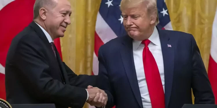 Según un informe de The New York Times, el presidente de Estados Unidos, Donald Trump, tiene previsto comunicar al presidente de Turquía, Recep Tayyip Erdogan, que está dispuesto a trabajar para reincorporar a Turquía al programa de los aviones furtivos F-35. Se trata de una medida que podría revertir una decisión que el propio Trump adoptó hace siete años, cuando Washington expulsó a Ankara del programa por razones de seguridad nacional. De acuerdo con el informe, Trump llegará esta semana a la cumbre de la OTAN en Ankara, después de afirmar que pretende llevar a Erdogan un “regalo” que lo dejará “muy feliz”. Cuatro altos funcionarios del Gobierno estadounidense dijeron al periódico que, durante las últimas semanas, se ha trabajado entre bastidores para intentar destrabar el bloqueo en torno a la cuestión. Sin embargo, subrayaron que aún no está claro cuándo, ni siquiera si, los aviones serán entregados a Turquía. La iniciativa previsiblemente encontrará oposición en el Congreso, que podría intentar bloquearla. Según el informe, también existe incertidumbre sobre la manera en que Trump intentaría sortear las restricciones legales y parlamentarias. Funcionarios del Gobierno estimaron que el asunto podría impulsarse mediante un intercambio de cartas entre ambos líderes. La Casa Blanca remitió, en su respuesta, a declaraciones anteriores del presidente. Turquía fue excluida del programa F-35 en 2019, durante el primer mandato de Trump, después de comprar a Rusia el avanzado sistema de defensa antiaérea S-400. La preocupación en Washington era que Turquía pudiera operar el sistema ruso frente a los nuevos F-35 y, de ese modo, permitir que Moscú aprendiera a contrarrestar las capacidades furtivas del avión y sus sistemas de evasión de misiles. En aquel momento, la Casa Blanca justificó la decisión con términos severos: “El F-35 no puede coexistir con una plataforma rusa de recolección de inteligencia que se utilizaría para estudiar sus capacidades avanzadas”. También se afirmó entonces que Turquía había sido una “socia antigua y fiable” y una aliada de la OTAN durante más de 65 años, pero que la adquisición del sistema S-400 “socava los compromisos asumidos por todos los aliados de la OTAN de mantenerse alejados de los sistemas rusos”. Sin embargo, según The New York Times, Trump nunca quedó conforme con esa decisión y con frecuencia culpó a su predecesor, Barack Obama, por las circunstancias que condujeron a ella. Desde su regreso a la Casa Blanca, Trump ha planteado una y otra vez, tanto en público como en conversaciones privadas, la posibilidad de revertir la decisión. El principal obstáculo es una ley aprobada por el Congreso en 2020, que prohíbe vender aviones F-35 a Turquía salvo que el Gobierno determine que Ankara ya no posee los sistemas rusos. Según uno de los altos funcionarios involucrados en las conversaciones, una de las opciones bajo examen consiste en transferir los sistemas S-400, algunos de los cuales aún permanecen almacenados en sus contenedores de transporte, a un tercero. Otro funcionario dijo que el mecanismo todavía no ha sido definido. Otra posibilidad planteada es inutilizar los sistemas, quizá mediante la extracción de componentes clave. Turquía ejerce desde hace años una fuerte presión para regresar al programa F-35, pero hasta ahora se ha negado a renunciar a los sistemas de defensa que compró a Rusia. Esto ocurre a pesar de que Turquía es miembro de la OTAN y alberga una base estadounidense donde se almacena armamento nuclear táctico para un posible uso en un conflicto de la alianza con Moscú. Quien se opone desde hace años a la venta de aviones F-35 a Turquía es el primer ministro Benjamin Netanyahu. En una entrevista con Fox & Friends, Netanyahu dijo que “Turquía es un país grande, pero está gobernado por un hombre que llama abiertamente a la destrucción de Israel”. Según Netanyahu, Erdogan “ocupa la mitad de Chipre, que es un Estado de la OTAN; amenaza a Grecia, que es otro Estado de la OTAN; y habla abiertamente de conquistar Jerusalén”. Según el informe, también dentro del Partido Republicano hay fuertes opositores a la medida, entre ellos el senador Jim Risch, de Idaho, presidente del Comité de Relaciones Exteriores del Senado. Además, las sanciones impuestas a la agencia de adquisiciones de defensa de Turquía por la operación del S-400 siguen en vigor, y los aviones F-35 que Turquía pagó, pero nunca recibió, permanecen almacenados en Estados Unidos. Trump tiene previsto llegar a Ankara el martes, reunirse con Erdogan poco después de aterrizar y, más tarde, participar en una cena con los líderes de la OTAN. El miércoles, está previsto que asista a una sesión de trabajo, celebre una rueda de prensa y abandone Turquía. Según The New York Times, también se espera que se reúna con el presidente de Ucrania, Volodímir Zelenski, en medio de las discrepancias dentro de la alianza por la postura de Trump hacia Rusia y la guerra en Ucrania.