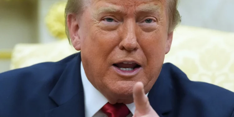 El presidente de EE. UU., Donald Trump, habla durante su reunión con el primer ministro iraquí, Ali al-Zaidi, en el Despacho Oval de la Casa Blanca, el 14 de julio de 2026, en Washington (Foto AP/Julia Demaree Nikhinson)