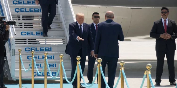Trump y Erdogan abordan en Ankara la posible venta de F-35 a Turquía