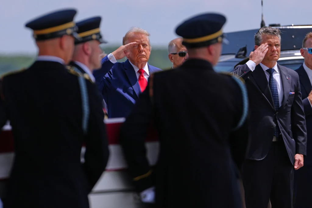 Trump recibe en Dover los restos de cuatro militares muertos por Irán