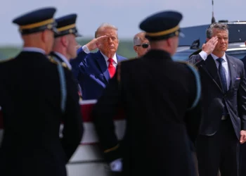 Trump recibe en Dover los restos de cuatro militares muertos por Irán