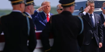 Trump recibe en Dover los restos de cuatro militares muertos por Irán