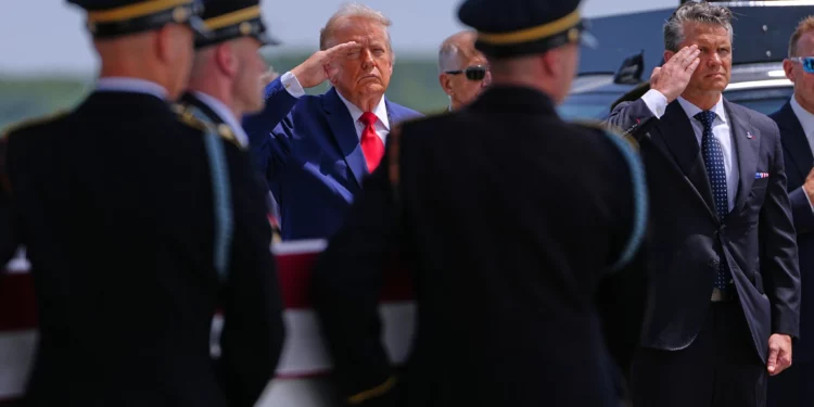Trump recibe en Dover los restos de cuatro militares muertos por Irán