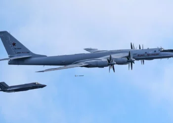 Un Tu-142 ruso lanza boyas cerca del HMS Prince of Wales