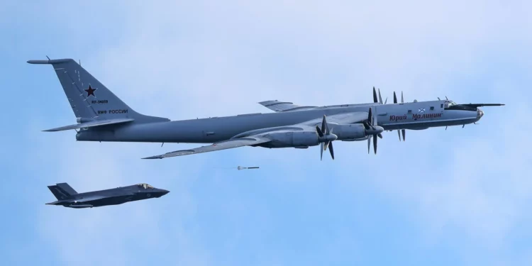 Un Tu-142 ruso lanza boyas cerca del HMS Prince of Wales