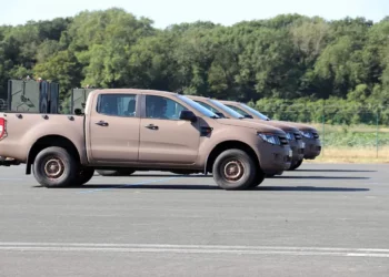 Una Ford Ranger del 1er Régiment d’Infanterie de Marine (1er RIMa) del Ejército francés, equipada con dos contenedores de lanzamiento montados en la parte trasera —cada uno de los cuales transporta 10 drones de ataque FPV—, se presentó durante el ensayo del desfile militar del Día de la Bastilla de 2026, lo que supuso la introducción de una nueva capacidad móvil de enjambre de drones para las unidades de maniobra de primera línea. (Fuente de la imagen: Army Recognition)