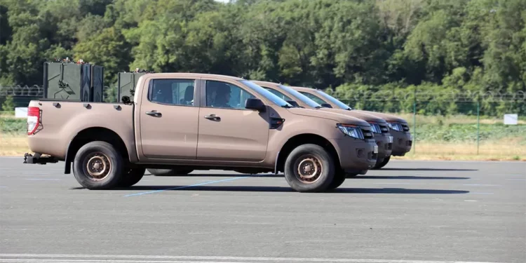 Una Ford Ranger del 1er Régiment d’Infanterie de Marine (1er RIMa) del Ejército francés, equipada con dos contenedores de lanzamiento montados en la parte trasera —cada uno de los cuales transporta 10 drones de ataque FPV—, se presentó durante el ensayo del desfile militar del Día de la Bastilla de 2026, lo que supuso la introducción de una nueva capacidad móvil de enjambre de drones para las unidades de maniobra de primera línea. (Fuente de la imagen: Army Recognition)