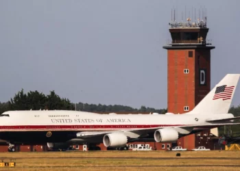 El nuevo VC-25B “Bridge Air Force One” visita la base de la RAF en Mildenhall