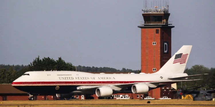 El nuevo VC-25B “Bridge Air Force One” visita la base de la RAF en Mildenhall