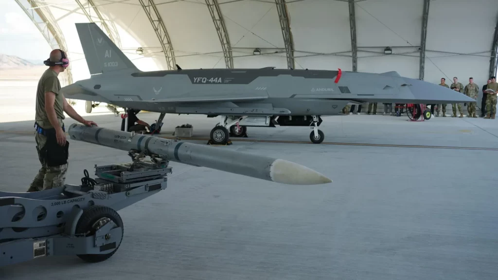 Un aviador de la Fuerza Aérea de EE. UU. destinado a la Unidad de Operaciones Experimentales de Aviones de Combate Colaborativos ayuda a cargar un misil aire-aire AIM-120 inerte en un avión YFQ-44A Fury en la Base Aérea de Creech, Nevada, el 21 de julio de 2026. (Crédito de la imagen: fotografía de la Fuerza Aérea de EE. UU. tomada por la aviadora superior Renee Blundon)
