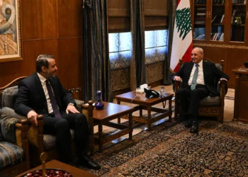 El ministro de Asuntos Exteriores sirio, Asaad al-Shaibani (izquierda), se reúne con el presidente del Parlamento libanés, Nabih Berri, en la residencia de este último en Beirut, el 2 de julio de 2026. (JOSEPH EID / AFP)