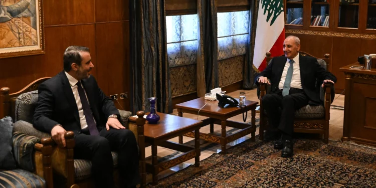 El ministro de Asuntos Exteriores sirio, Asaad al-Shaibani (izquierda), se reúne con el presidente del Parlamento libanés, Nabih Berri, en la residencia de este último en Beirut, el 2 de julio de 2026. (JOSEPH EID / AFP)