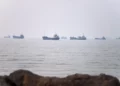 Se ven buques mercantes en el estrecho de Ormuz, frente a Bandar Abbas (Irán), el martes 30 de junio de 2026. (Amirhosein Khorgooi/ISNA vía AP)