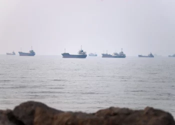 Se ven buques mercantes en el estrecho de Ormuz, frente a Bandar Abbas (Irán), el martes 30 de junio de 2026. (Amirhosein Khorgooi/ISNA vía AP)