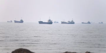 Se ven buques mercantes en el estrecho de Ormuz, frente a Bandar Abbas (Irán), el martes 30 de junio de 2026. (Amirhosein Khorgooi/ISNA vía AP)