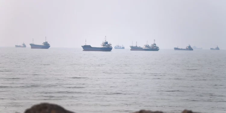 Se ven buques mercantes en el estrecho de Ormuz, frente a Bandar Abbas (Irán), el martes 30 de junio de 2026. (Amirhosein Khorgooi/ISNA vía AP)