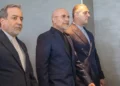 El ministro de Asuntos Exteriores iraní, Abbas Araghchi, a la izquierda, y el presidente del Parlamento Islámico de Irán, Mohammed Bagher Ghalibaf, segundo por la izquierda, junto a la delegación de Irán en la Cumbre del Lago de Lucerna, celebrada en el complejo turístico Buergenstock de Obbuergen, cerca de Lucerna (Suiza), el 21 de junio de 2026. (Urs Flueeler, foto de pool vía AP)