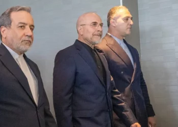 El ministro de Asuntos Exteriores iraní, Abbas Araghchi, a la izquierda, y el presidente del Parlamento Islámico de Irán, Mohammed Bagher Ghalibaf, segundo por la izquierda, junto a la delegación de Irán en la Cumbre del Lago de Lucerna, celebrada en el complejo turístico Buergenstock de Obbuergen, cerca de Lucerna (Suiza), el 21 de junio de 2026. (Urs Flueeler, foto de pool vía AP)