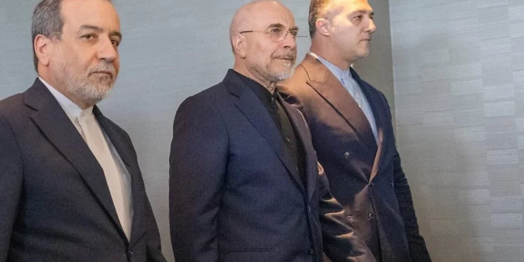 El ministro de Asuntos Exteriores iraní, Abbas Araghchi, a la izquierda, y el presidente del Parlamento Islámico de Irán, Mohammed Bagher Ghalibaf, segundo por la izquierda, junto a la delegación de Irán en la Cumbre del Lago de Lucerna, celebrada en el complejo turístico Buergenstock de Obbuergen, cerca de Lucerna (Suiza), el 21 de junio de 2026. (Urs Flueeler, foto de pool vía AP)