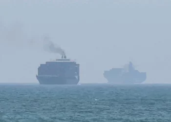 Solo tres buques cruzan el estrecho de Ormuz