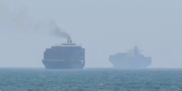 Solo tres buques cruzan el estrecho de Ormuz