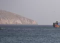 Un buque navega por el estrecho de Ormuz, visto desde Musandam, Omán, el 16 de julio de 2026. (Stringer/Reuters)